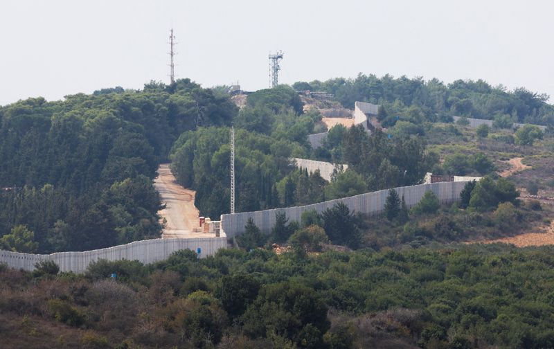 © Reuters. جدار حدودي في بلدة مروحين بالقرب من الحدود مع إسرائيل في جنوب لبنان يوم 11 أكتوبر تشرين الأول 2023. تصوير: محمد عزاقير - رويترز.
