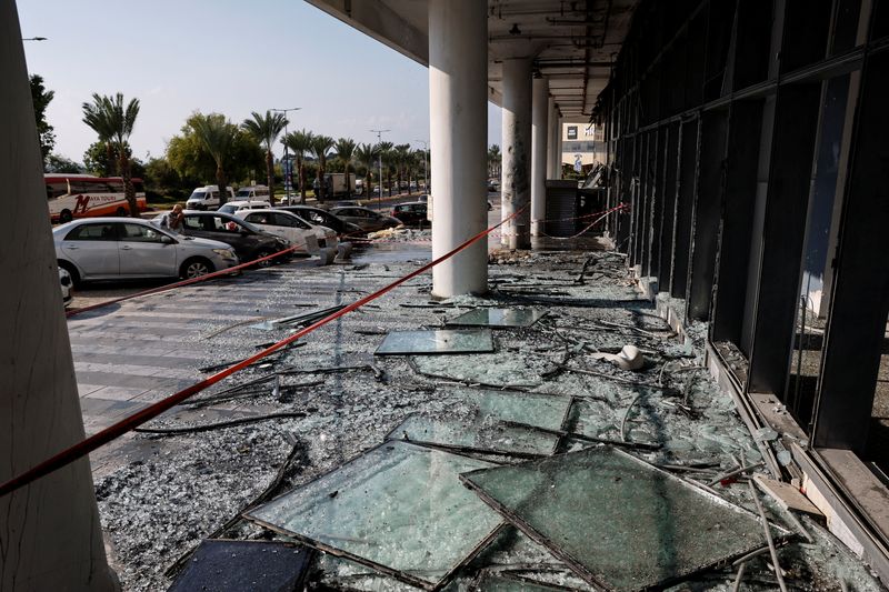&copy; Reuters. Shattered glass lies in front of a building that was struck by a rocket that was launched from the Gaza Strip and landed in Ashkelon, southern Israel, October 11, 2023. REUTERS/Amir Cohen