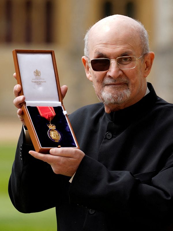 &copy; Reuters. Salman Rushdie posa após receber honraria no Castelo de Windsor, Berkshire, no Reino Unido
23/05/2023
Andrew Matthews/Pool via REUTERS