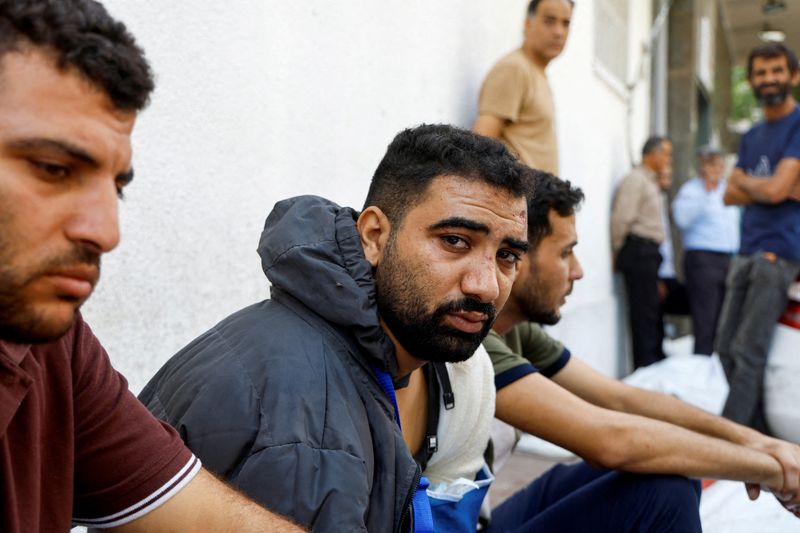 &copy; Reuters. Palestino ferido Ala Al-Kafarneh, que sobreviveu aos ataques israelenses, mas perdeu sua esposa grávida e vários membros de sua família, sentado do lado em um hospital na Cidade de Gaza
11/10/2023
REUTERS/Mohammed Salem