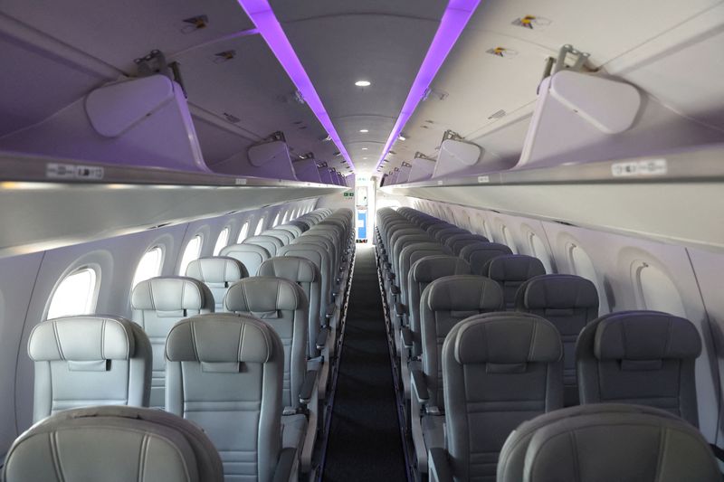 © Reuters. FILE PHOTO: A view of the cabin of an Embraer E195-E2 at Farnborough International Airshow, in Farnborough, Britain, July 19, 2022. REUTERS/Matthew Childs/File Photo