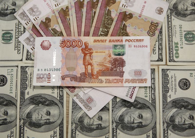 &copy; Reuters. 　１０月１１日、ロシア政府はルーブル相場安定のため、一部輸出企業を対象に外貨売却を義務付ける措置を導入したと発表した。写真はルーブルと米ドルの紙幣。ボスニア・ヘルツェゴビ