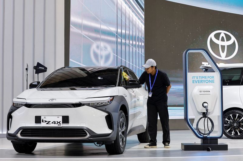 &copy; Reuters. FILE PHOTO: A worker cleans Toyota's Electric Vehicle bZ4X, that is displayed during the Gaikindo Indonesia International Auto Show in Tangerang, near Jakarta, Indonesia, August 10, 2023. REUTERS/Willy Kurniawan/File Photo