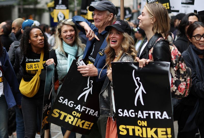 &copy; Reuters. FILE PHOTO: Actor Bill Irwin joins fellow SAG-AFTRA actors walking a picket line during their strike in Manhattan in New York City, New York, U.S., September 28, 2023. REUTERS/Mike Segar/File Photo