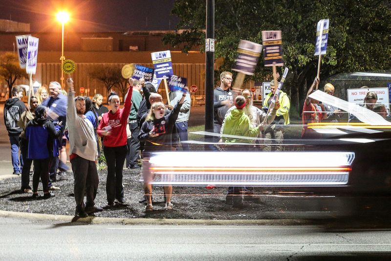 &copy; Reuters. Des membres du syndicat UAW devant l'usine Ford de Louisville, dans le Kentucky, aux États-Unis. /Photo prise le 11 octobre 2023/REUTERS/Michael Clavenger