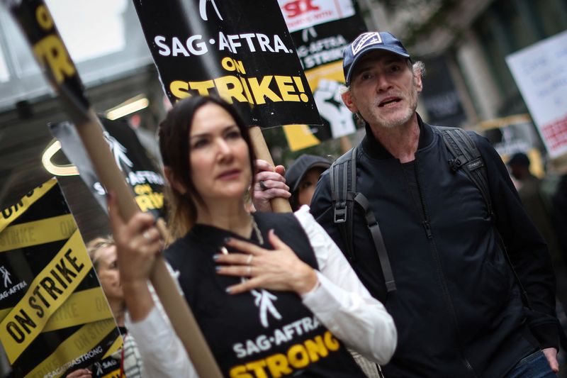 © Reuters. FILE PHOTO: Actor Billy Crudup joins fellow SAG-AFTRA actors walking a picket line during their strike in Manhattan in New York City, New York, U.S., September 28, 2023. REUTERS/Mike Segar/File Photo