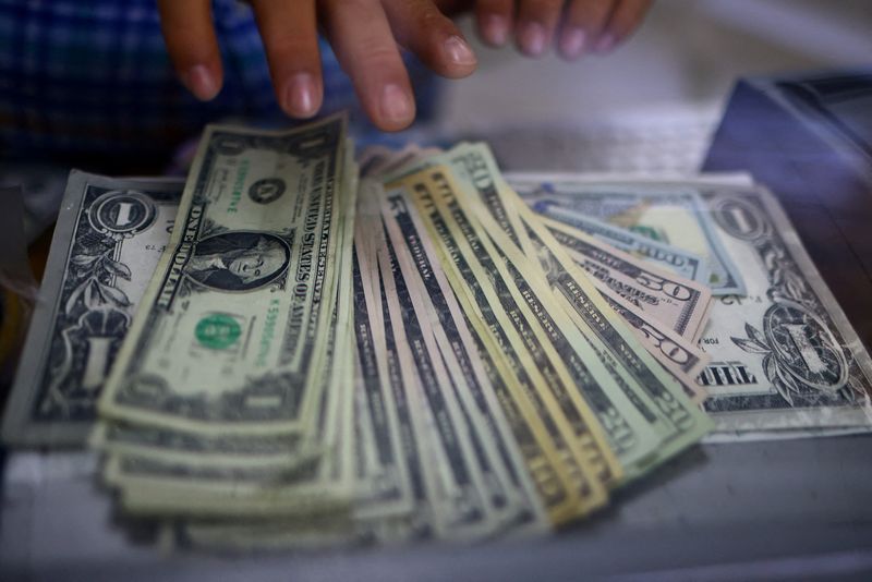 &copy; Reuters. موظف بصرافة يعد أوراقا مالية للدولار الأمريكي في المكسيك يوم 27 يوليو تموز 2023. تصوير: خوسيه لويس جونزاليز - رويترز.