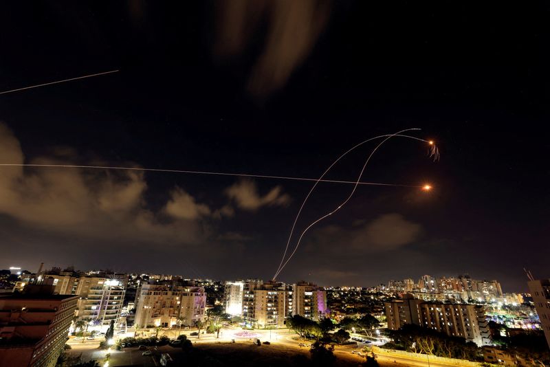 &copy; Reuters. منظومة القبة الحديدية الإسرائيلية تعترض صواريخ أطلقت من قطاع غزة في مشهد التقط من مدينة عسقلان جنوبي إسرائيل يوم العاشر من أكتوبر تشرين الأ