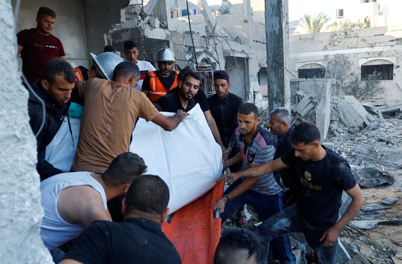&copy; Reuters. Khan Younis, dans le Sud de la bande de Gaza, après une frappe israélienne. /Photo prise le 12 octobre 2023/REUTERS/Ibraheem Abu Mustafa