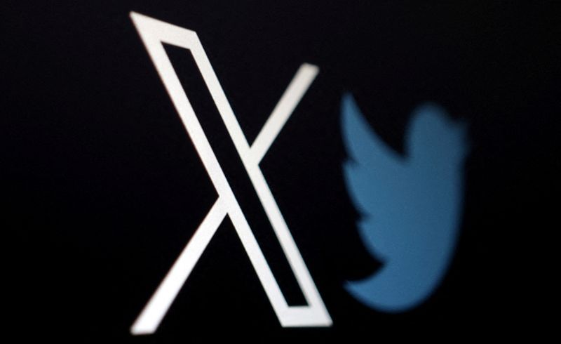 &copy; Reuters. Le logo X (ex-Twitter) devant l'ancien logo de la plateforme. July 24, 2023. /Photo prise le 24 juillet 2023/REUTERS/Dado Ruvic