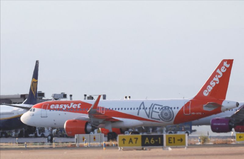 &copy; Reuters. Un A320neo Easyjet à l'aéroport Adolfo Suarez Madrid-Barajas à Madrid. /Photo prise le 22 juin 2022/REUTERS/Isabel Infantes