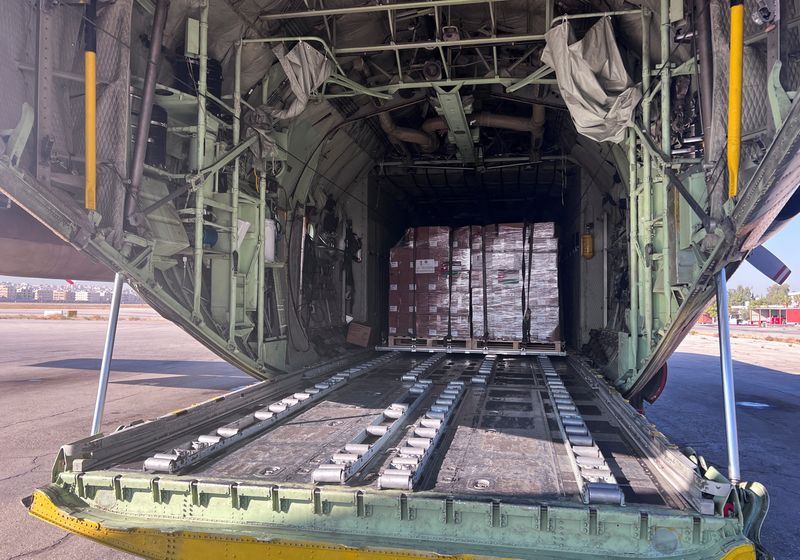 &copy; Reuters. صناديق تحتوي على مساعدات إنسانية يجري تحميلها داخل طائرة متجهة إلى غزة في عمَان يوم الخميس. جهاد شلبك - رويترز.