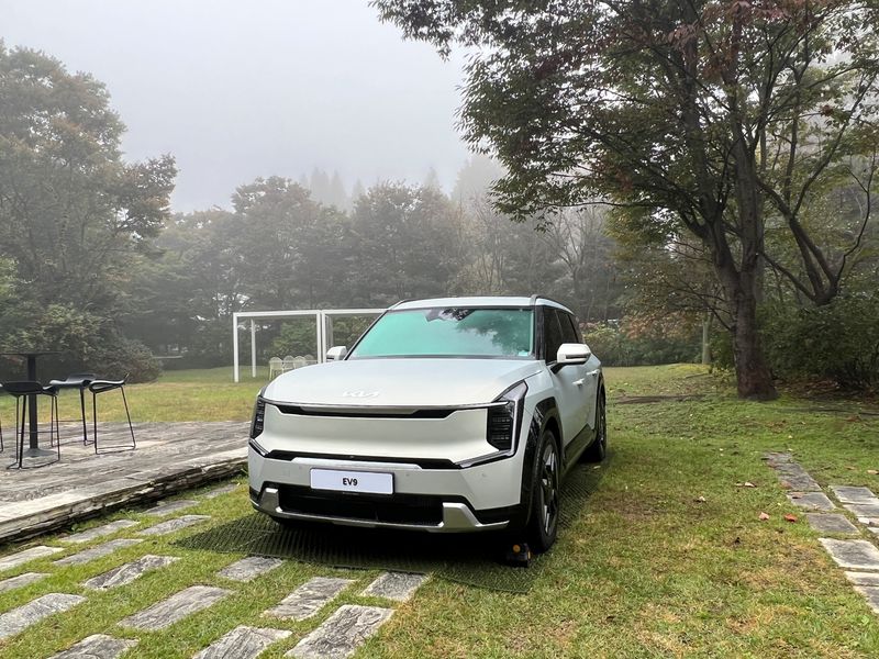 © Reuters. A Kia EV9 electric vehicle is displayed at the Kia EV Day event in Yeoju, South Korea, October 10, 2023. REUTERS/Heekyong Yang