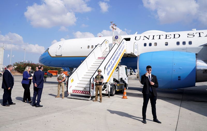 &copy; Reuters. طائرة وزير الخارجية الأمريكي أنتوني بلينكن تصل إلى مطار بن جوريون في تل أبيب يوم الخميس في صورة لرويترز من ممثل لوكالات الأنباء.