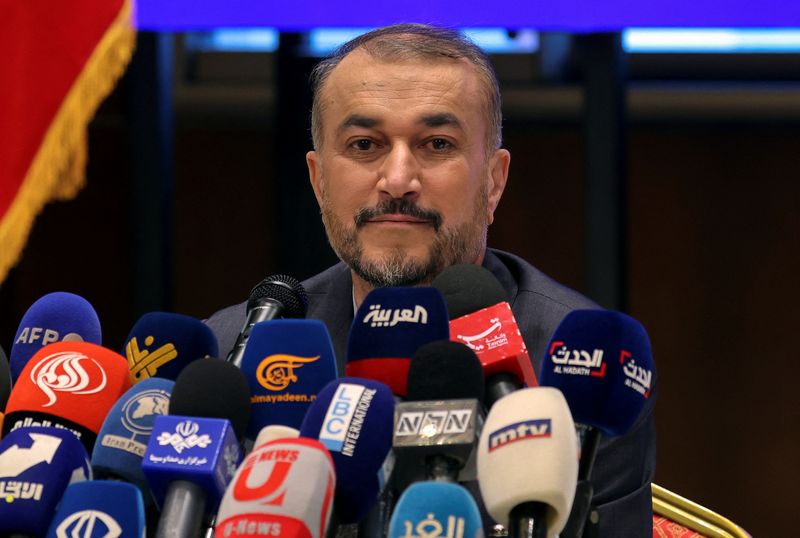 &copy; Reuters. FOTO DE ARCHIVO. El ministro iraní de Asuntos Exteriores, Hossein Amirabdollahian, asiste a una rueda de prensa en la embajada iraní en Beirut, Líbano. 28 de abril de 2023. REUTERS/Mohamed Azakir