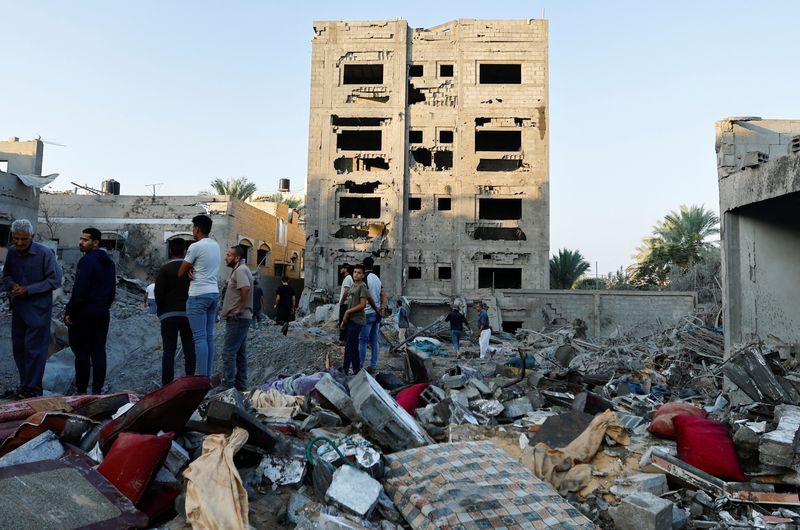 &copy; Reuters. 　１０月１２日未明にかけてイスラエル軍は、パレスチナ自治区ガザに対して大規模な空爆を実施した。写真は同日、ガザ地区カーンユニスで撮影（２０２３年　ロイター/Ibraheem Abu Mustafa）