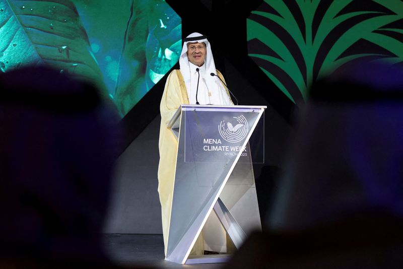 &copy; Reuters. FOTO DE ARCHIVO. El ministro de Energía de Arabia Saudita, el príncipe Abdulaziz bin Salman, habla durante la Ceremonia de apertura de la Semana del Clima de Oriente Medio y el Norte de África en Riad, Arabia Saudita. 8 de octubre de 2023. REUTERS/Ahme