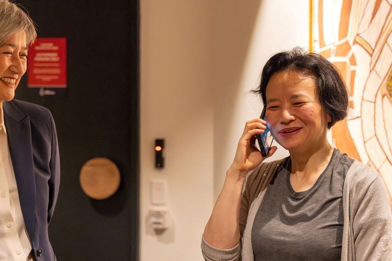 &copy; Reuters. Australian journalist Cheng Lei speaks on the phone, on arrival at Melbourne Airport in Melbourne, October 11, 2023.  AAP Image/Supplied by the Department of Foreign Affairs and Trade (DFAT) via REUTERS 