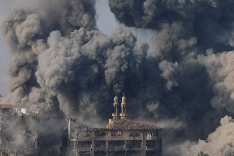 &copy; Reuters. أعمدة الدخان جراء قصف إسرائيلي في مدينة غزة يوم الأربعاء. تصوير: صالح سالم - رويترز.
