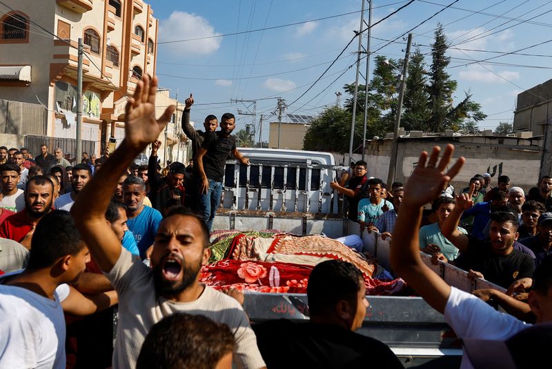 &copy; Reuters. Funérailles de la famille Samour, tuée par des frappes israéliennes sur leur domicile à Khan Younis, au Sud de la bande de Gaza. /Photo prise le 12 octobre 2023/REUTERS/Ibraheem Abu Mustafa