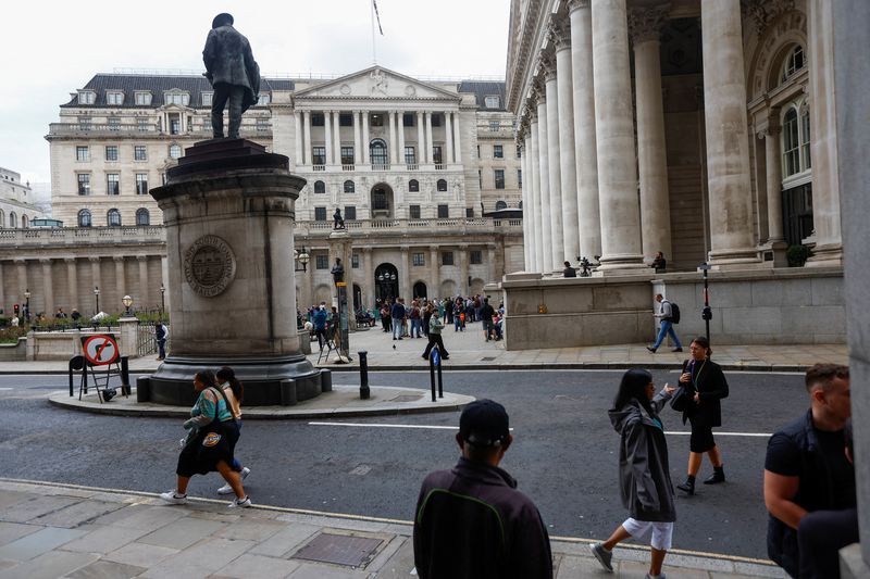 &copy; Reuters. FILE PHOTO: People walk outside the Bank of England in London, Britain, September 21, 2023. REUTERS/Peter Nicholls/File photo