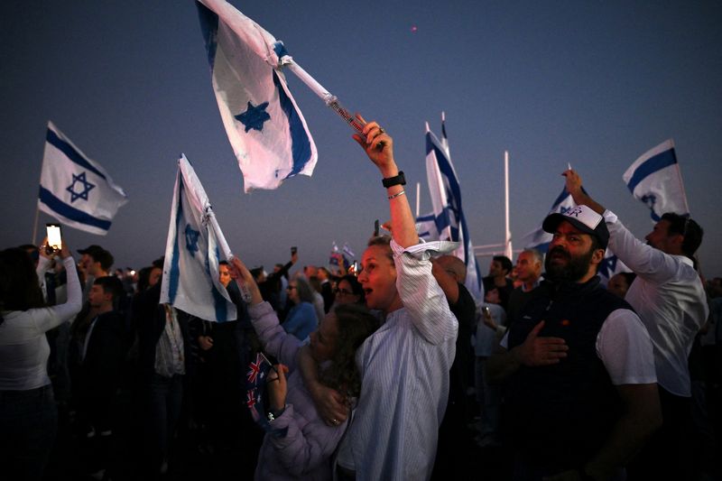 &copy; Reuters. أشخاص يحضرون مظاهرة دعما للضحايا الإسرائيليين في سيدني بأستراليا يوم الأربعاء في صورة حصلت عليها رويترز من طرف ثالث. يحظر إعادة بيع الصورة 