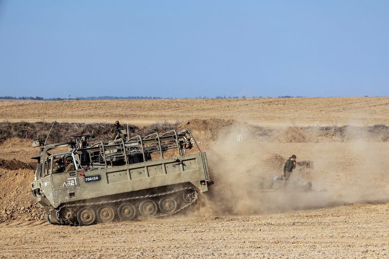 &copy; Reuters. Veicoi militari e soldati di un'unità di artiglieria di Israele si riuniscono vicino al confine di Israele con la Striscia di Gaza. 12 ottobre 2023. REUTERS/Ronen Zvulun/File Photo