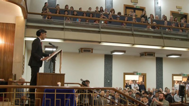 &copy; Reuters. Il primo ministro del Regno Unito Rishi Sunak tiene un discorso durante una funzione per le vittime degli attacchi di Hamas alla Sinagoga Unita di Finchley, a Londra, Gran Bretagna, 9 ottobre 2023. United Synagogue/Handout via REUTERS    THIS IMAGE HAS BE