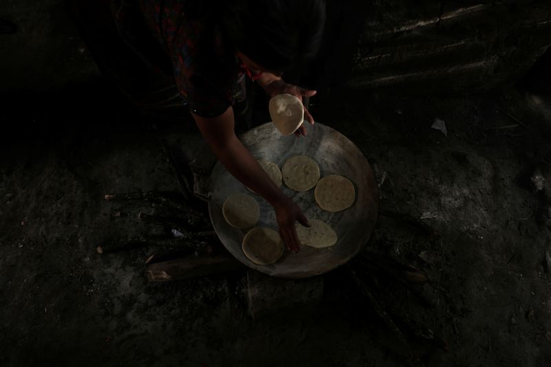 &copy; Reuters. Maria Concepcion Rodriguez, 30, the mother of six children, cooks corn tortillas for lunch at her house in El Aguacate village in Baja Verapaz, Guatemala August 16, 2023. REUTERS/Pilar Olivares/File Photo