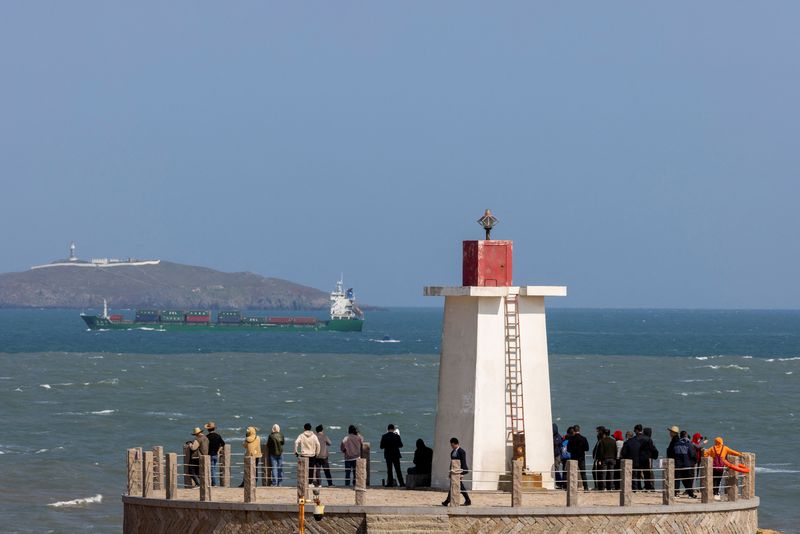 &copy; Reuters. 中国人民解放軍は１２日、台湾海峡を飛行した米海軍の対潜哨戒機を監視して警告を発するため、戦闘機を派遣したと発表した。中国の平潭島から台湾側を臨む、４月撮影。（2023年　ロイ