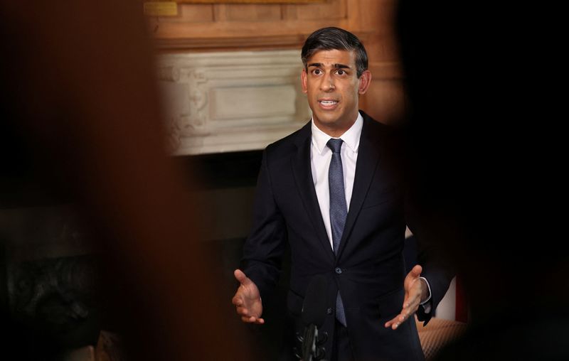 &copy; Reuters. Britain’s Prime Minister Rishi Sunak records a video message about the situation in Israel at Chequers, the official country residence of the Prime Minister, near Aylesbury, Britain, Oct 8, 2023. REUTERS/Suzanne Plunkett/Pool/File Photo