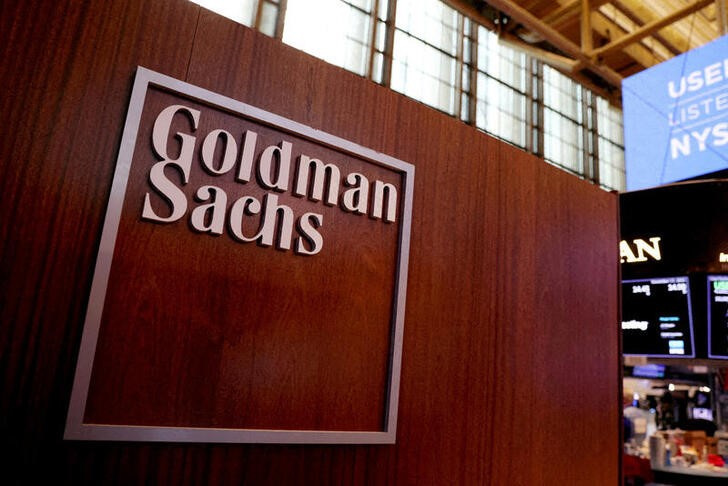 &copy; Reuters. FOTO DE ARCHIVO. El logo de Goldman Sachs en la Bolsa de Nueva York, EEUU. 17 de noviembre de 2021. REUTERS/Andrew Kelly
