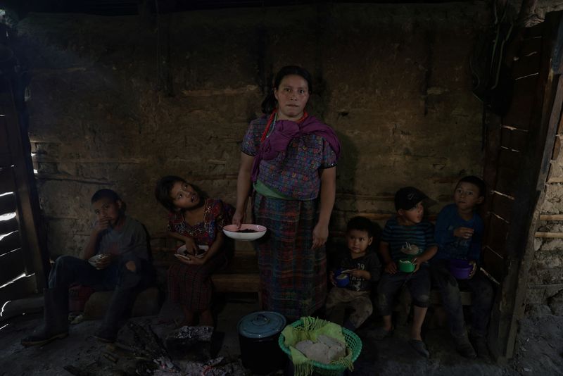 &copy; Reuters. María Concepción Rodríguez, de 30 años, posa para una foto con su bebé a la espalda, entre sus otros hijos Joaquín, de 12 años, Claudia, de 10, Wilmer, de 3, Juan Carlos, de 5, y Aníbal, de 7, durante el almuerzo en su casa de la aldea El Aguacate
