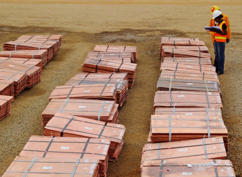 &copy; Reuters. FOTO DE ARCHIVO: Trabajadores de Tenke Fungurume, una mina de cobre en la provincia meridional congoleña de Katanga, comprueban fardos de láminas de cátodos de cobre listos para ser cargados y enviados a los compradores, República Democrática del Con