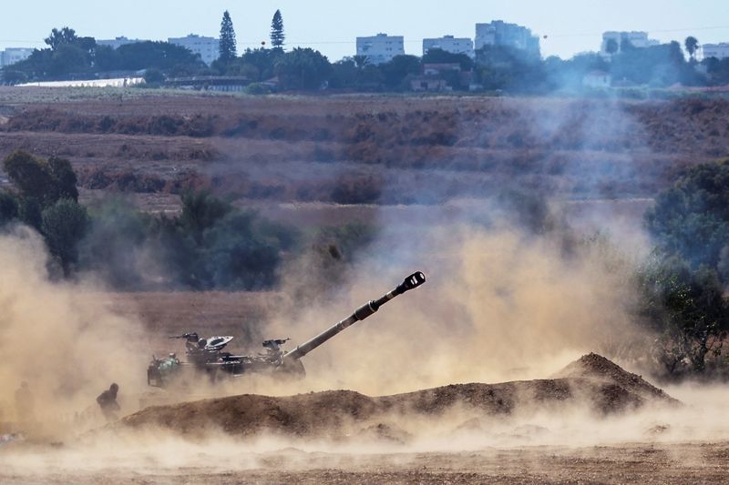 © Reuters. دبابة وجنود بوحدة مشاة يتدجمعون بالقرب من الحدود الإسرائيلية مع قطاع غزة جنوبي إسرائيل يوم الخميس. تصوير: رونين زفولون - رويترز.