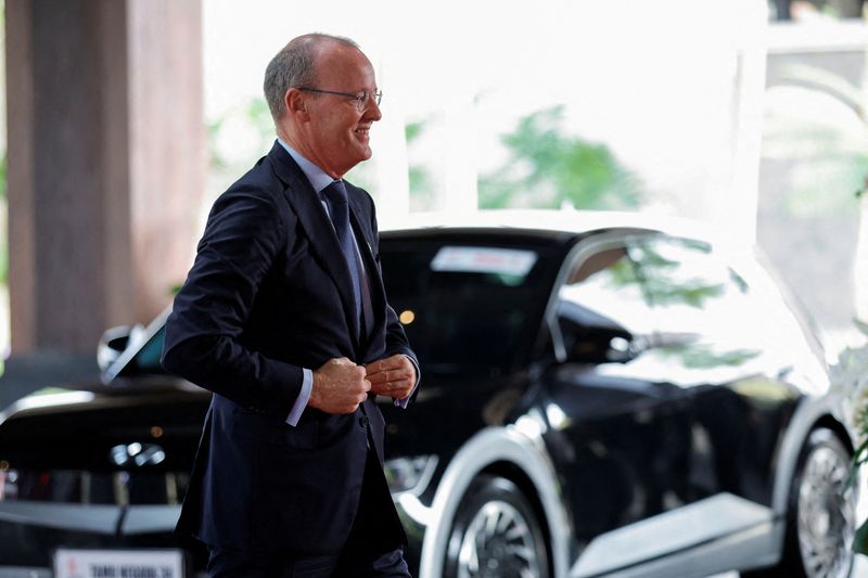 &copy; Reuters. FILE PHOTO: Klaas Knot, chair of the Financial Stability Board, arrives for the G20 leaders' summit in Nusa Dua, Bali, Indonesia, November 15, 2022. REUTERS/Willy Kurniawan/Pool/File Photo