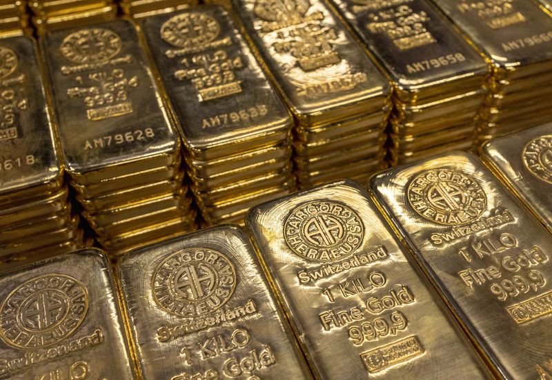 &copy; Reuters. سبائك ذهبية من فئة الكيلو جرام الواحد معروضة داخل مصنع لسبائك الذهب في منطقة مندريسبو بسويسرا في صورة من أرشيف رويترز . 