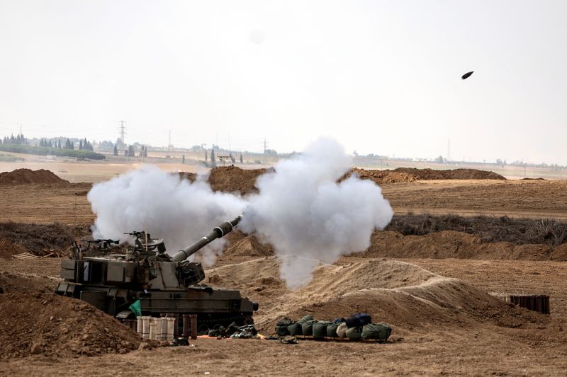 &copy; Reuters. دبابة إسرائيلية تطلق قذيفة من موقعها بجنوب إسرائيل قرب الحدود مع غزة يوم الخميس . تصوير : رونين زفولون - رويترز . 