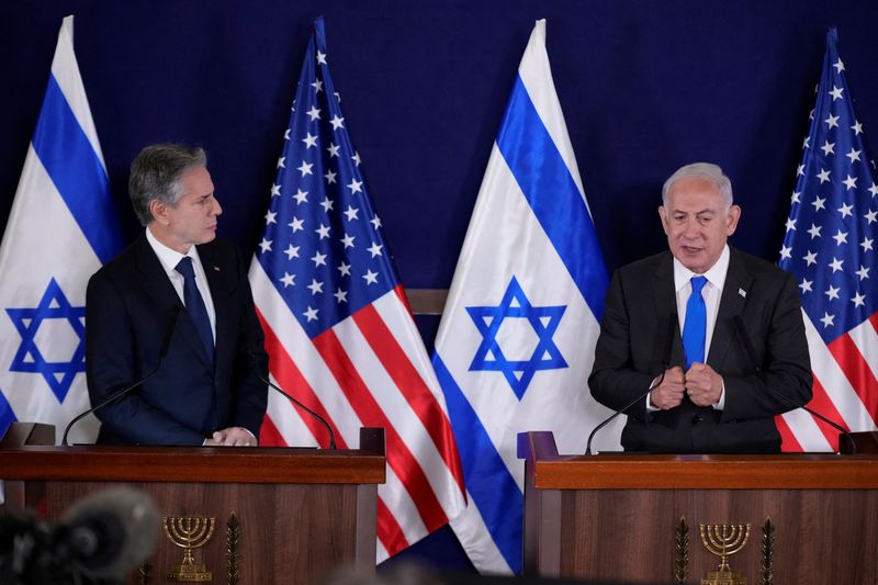 &copy; Reuters. Le secrétaire d'État américain Anthony Blinken avec le Premier ministre israélien Benjamin Netanyahu lors d'un point de presse au ministère israélien de la Défence. /Photo prise le 12 octobre 2023/REUTERS/Jacquelyn Martin