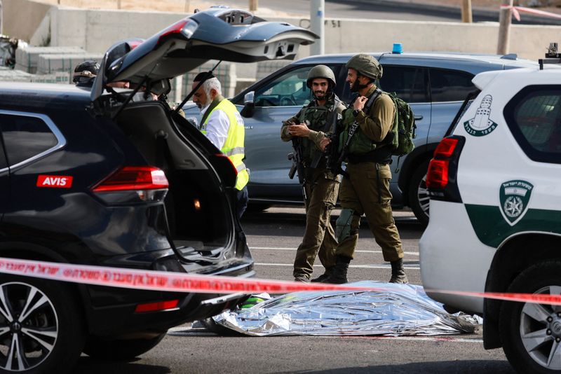 &copy; Reuters. جنود إسرائيليون يقفون في مسرح الأحداث بجوار جثة  داخل نقطة تفتيش عسكرية قرب بيت جالا في الضفة الغربية المحتلة يوم الأربعاء . تصوير : عمار عوض 