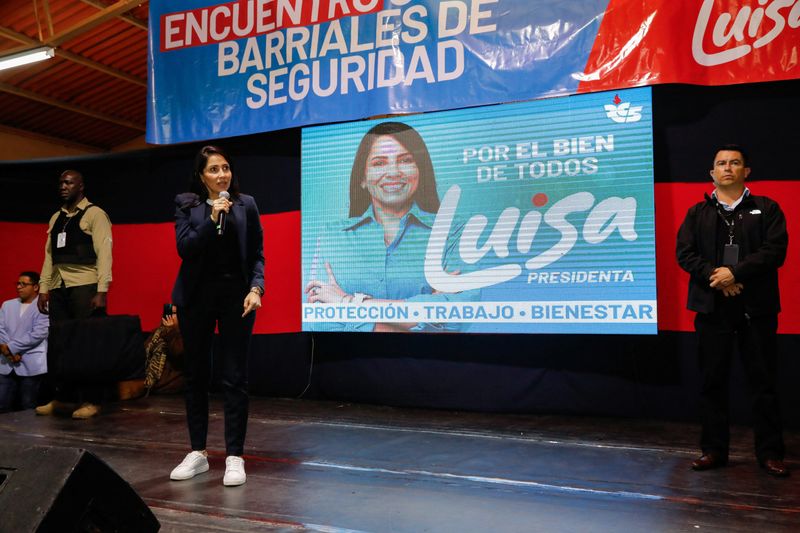 &copy; Reuters. Ecuadorian presidential candidate Luisa Gonzalez addresses the audience during an event with neighborhood leaders, in Quito, Ecuador October 2, 2023. REUTERS/Karen Toro/File Photo