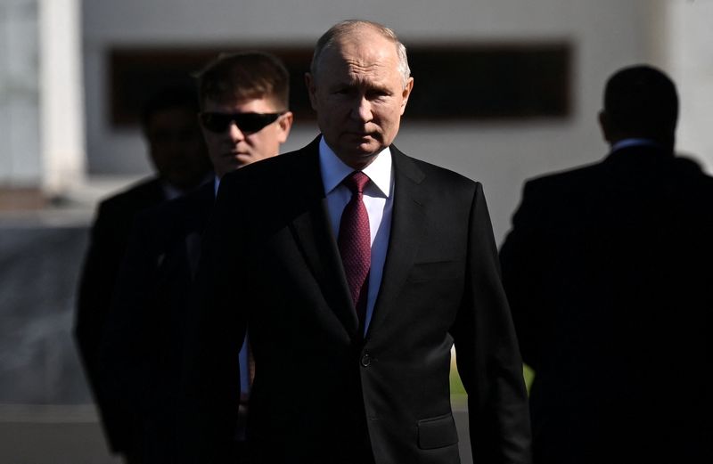 &copy; Reuters. الرئيس الروسي فلاديمير بوتين يصل لحضور اجتماع مع رئيس قرغيزستان في بشكك يوم الخميس في صورة حصلت عليها رويترز من وكالة سبوتنيك للأنباء.
