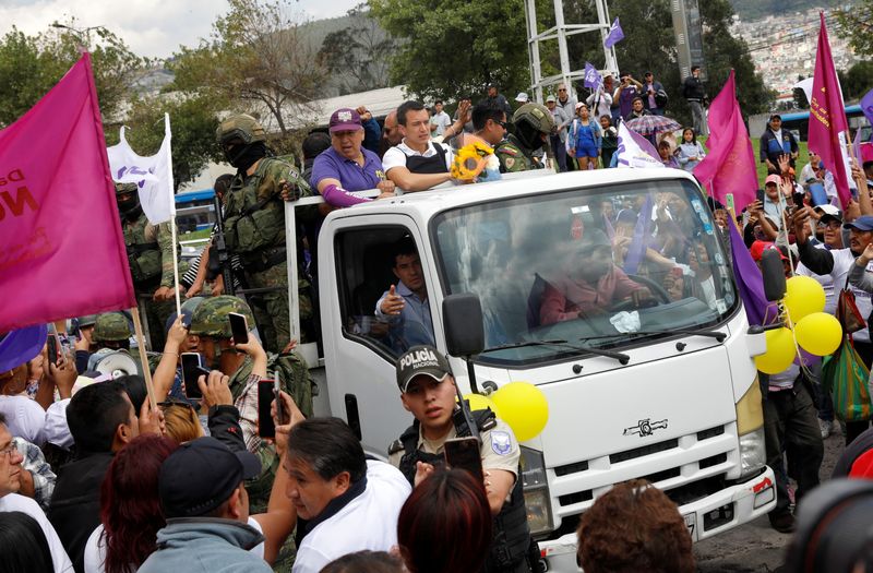 &copy; Reuters. FOTO DE ARCHIVO: Simpatizantes animan al candidato presidencial ecuatoriano Daniel Noboa durante su cierre de campaña, en Quito, Ecuador. 11 de octubre, 2023. REUTERS/Karen Toro/Archivo