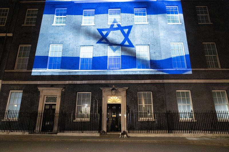 © Reuters. صورة العلم الإسرائيلي معكوسة على مقر رئاسة الوزراء البريطانية في شارع داوننج ستريت بلندن في الثامن من أكتوبر تشرين الأول 2023 . تصوير : كلودا كيلكوين - رويترز . 
