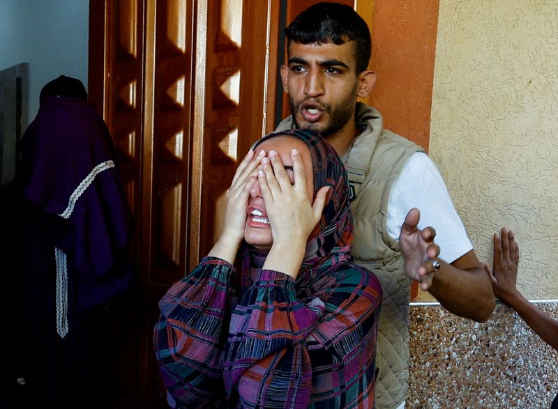 &copy; Reuters. Funérailles de la famille Samour, tuée par des frappes israéliennes à Khan Younis, dans le sud de la bande de Gaza. /Photo prise le 12 octobre 2023/REUTERS/Ibraheem Abu Mustafa