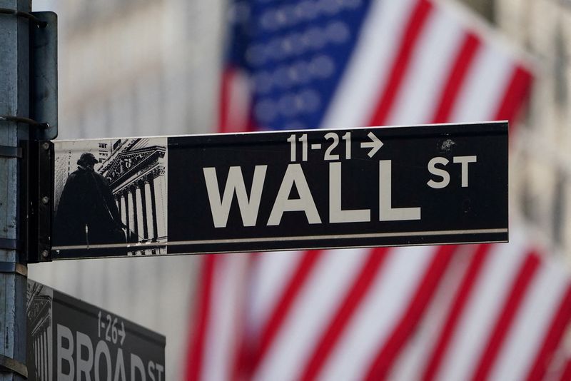 © Reuters. FILE PHOTO: The Wall Street sign is pictured at the New York Stock exchange (NYSE) in the Manhattan borough of New York City, New York, U.S., March 9, 2020. REUTERS/Carlo Allegri/File Photo