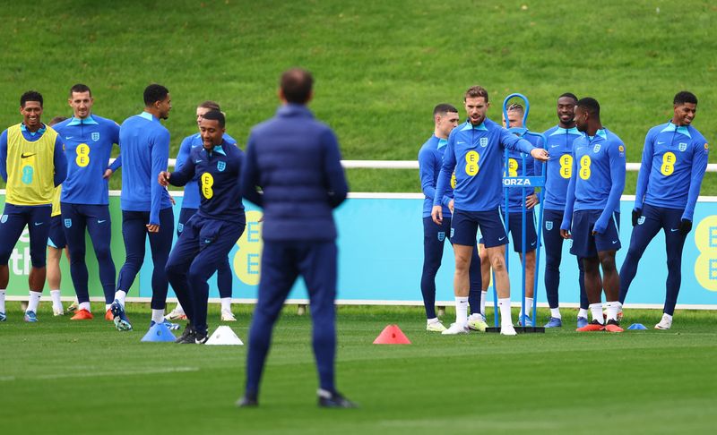 &copy; Reuters. Los seleccionados ingleses Marcus Rashford, Lewis Dunk, Jordan Henderson, Phil Foden y Jude Bellingham durante el entrenamiento de cara a un amistoso internacional en St George's Park, Burton upon Trent, Reino Unido. 12 de octubre, 2023. Action Images via