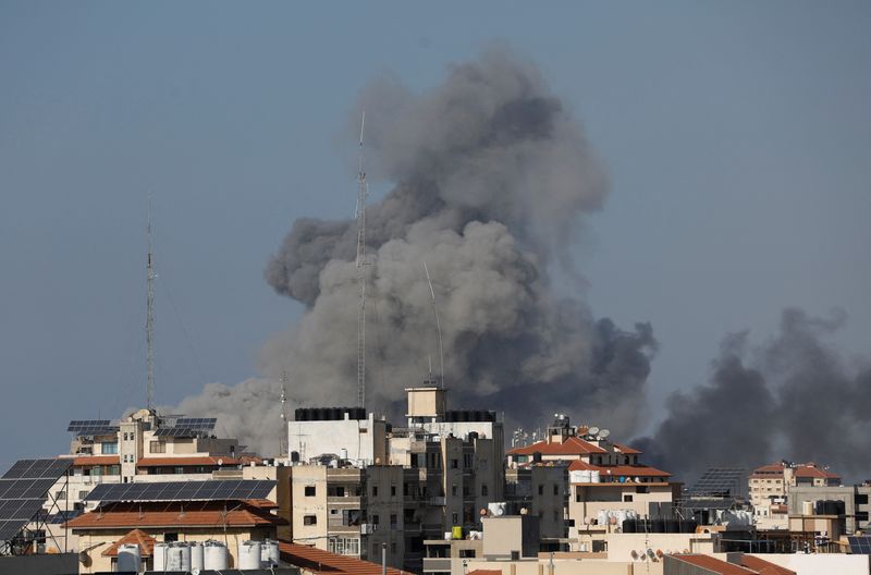 &copy; Reuters. سحب الدخان تتصاعد في سماء غزة جراء شن ضربات إسرائيلية يوم الخميس . تصوير : صالح سالم - رويترز .  
