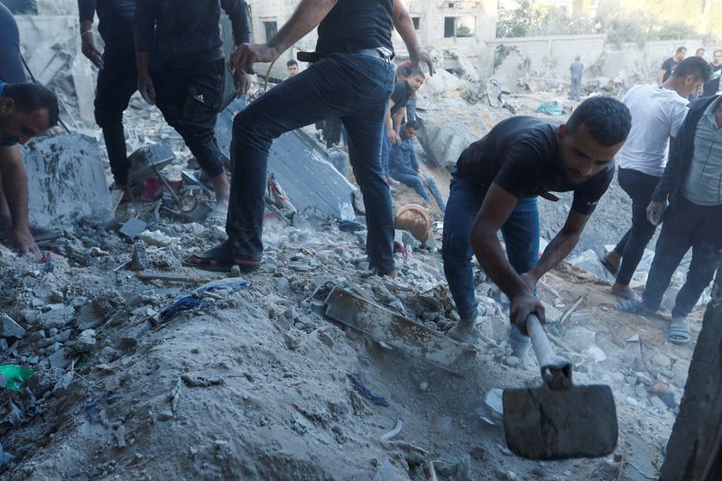 &copy; Reuters. Les Palestiniens nettoient la destruction d'une frappe à Khan Younis, à Gaza. /Photo prise le 12 octobre 2023/REUTERS/Ibraheem Abu Mustafa
