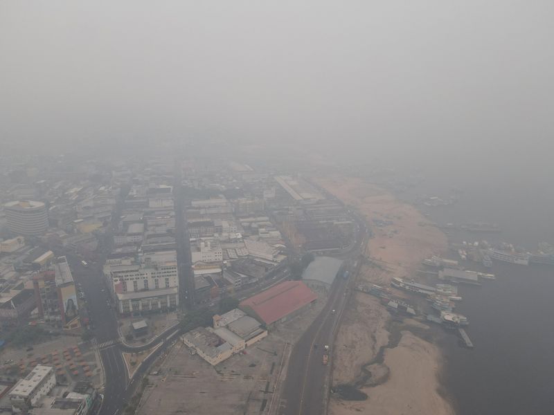 &copy; Reuters. Fumaça de incêndios florestais é vista no Porto de Manaus. 12 de outubro de 2023. REUTERS/Bruno Kelly